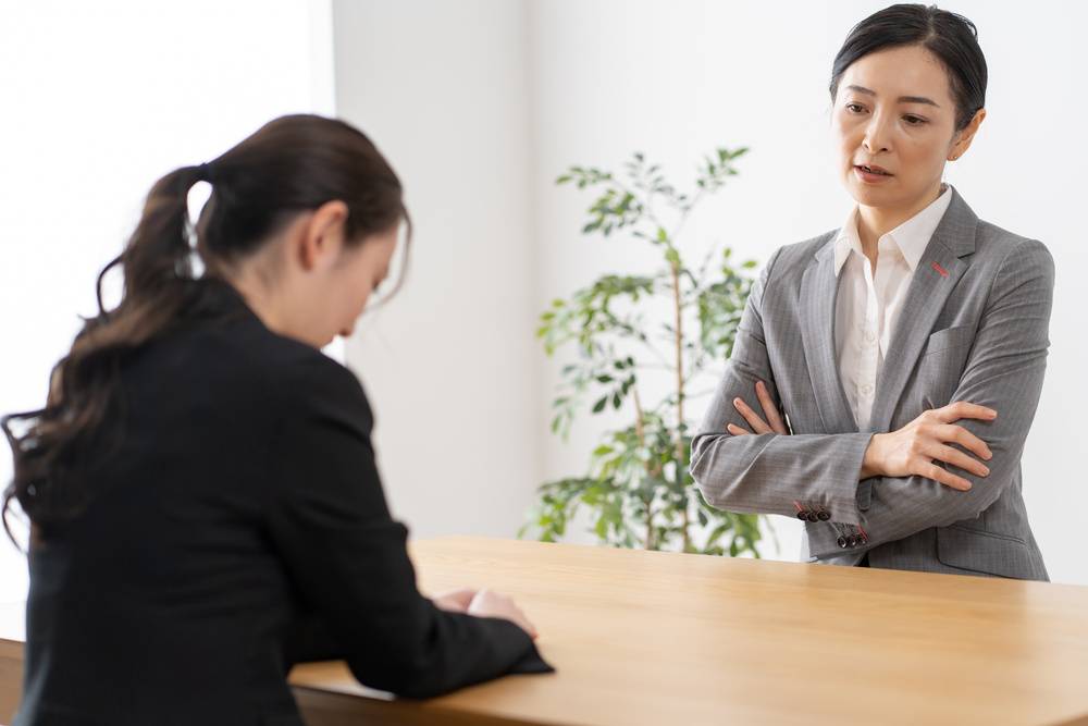 叱責する女上司と叱られる女性