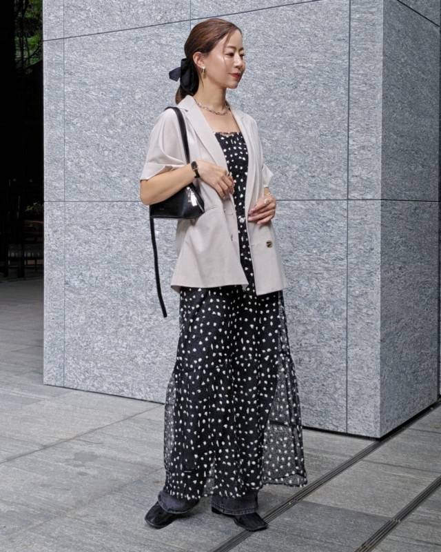 シアーワンピース×デニムパンツの重ね着が◎