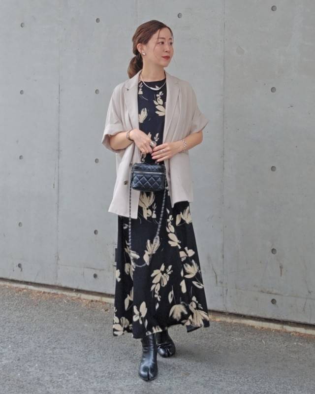 花柄ワンピース×ベージュジャケット