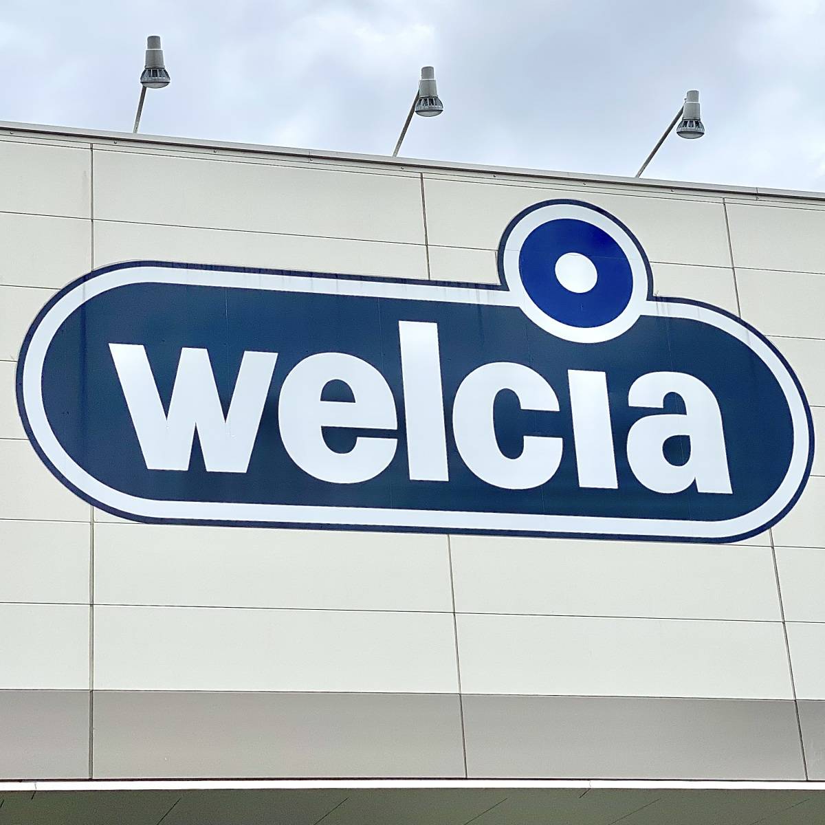 ウエルシアの看板