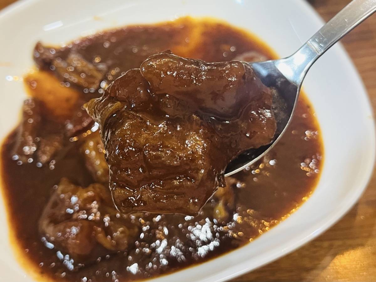 牛すじは口の中でとろけるような食感♡