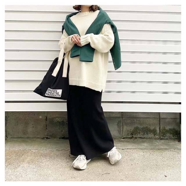 モノトーンコーデ×カラーカーディガン肩掛け