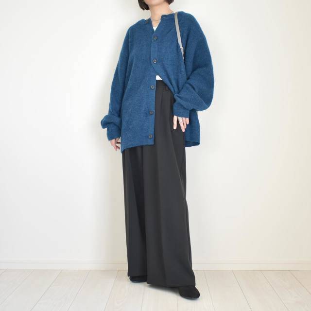 シャツの裾のボタンを開けてスリットを作る！