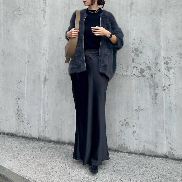 フェザーカーディガンを羽織る♪