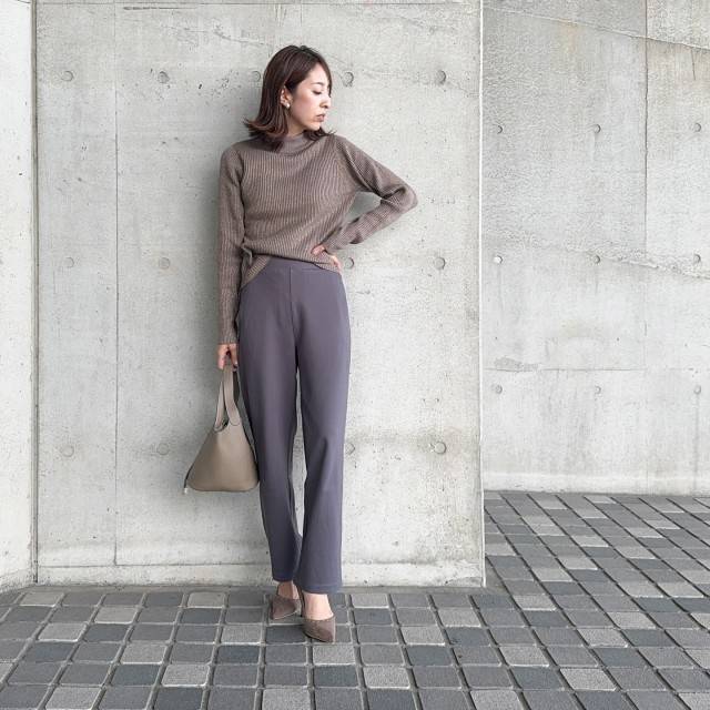 リブニット×テーパードパンツ