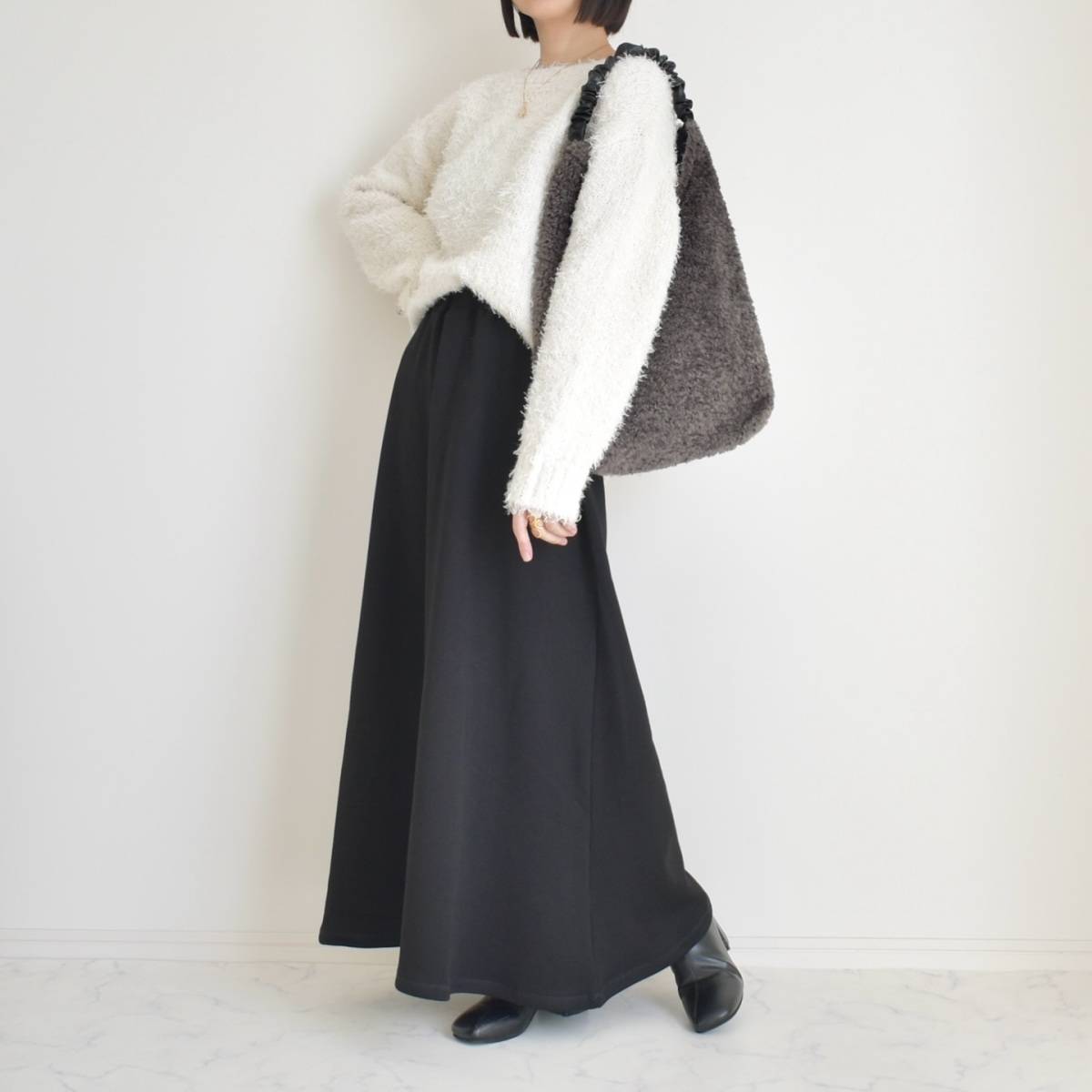 モノトーンコーデの女性