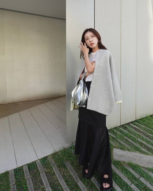 厚手のカーディガンをアウター感覚で羽織る♪