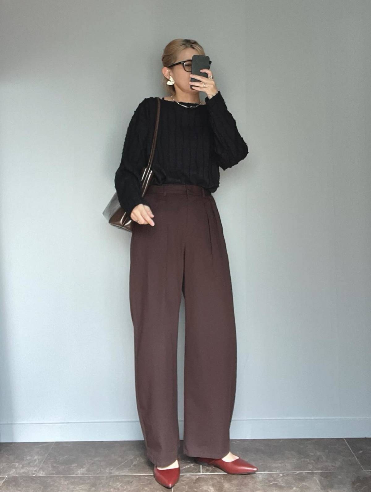 黒×ブラウンのモノトーンコーデ