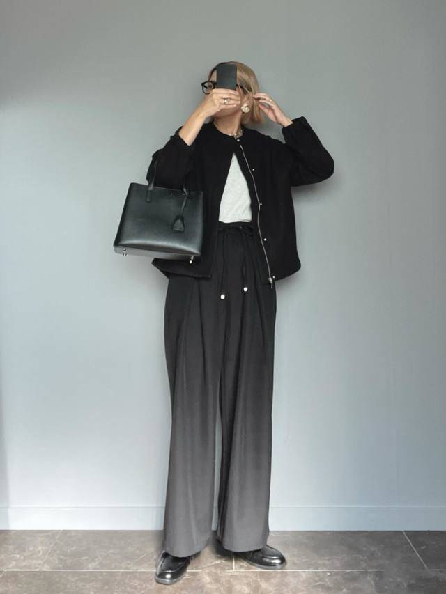 ブラックコーデに白をきかせる！