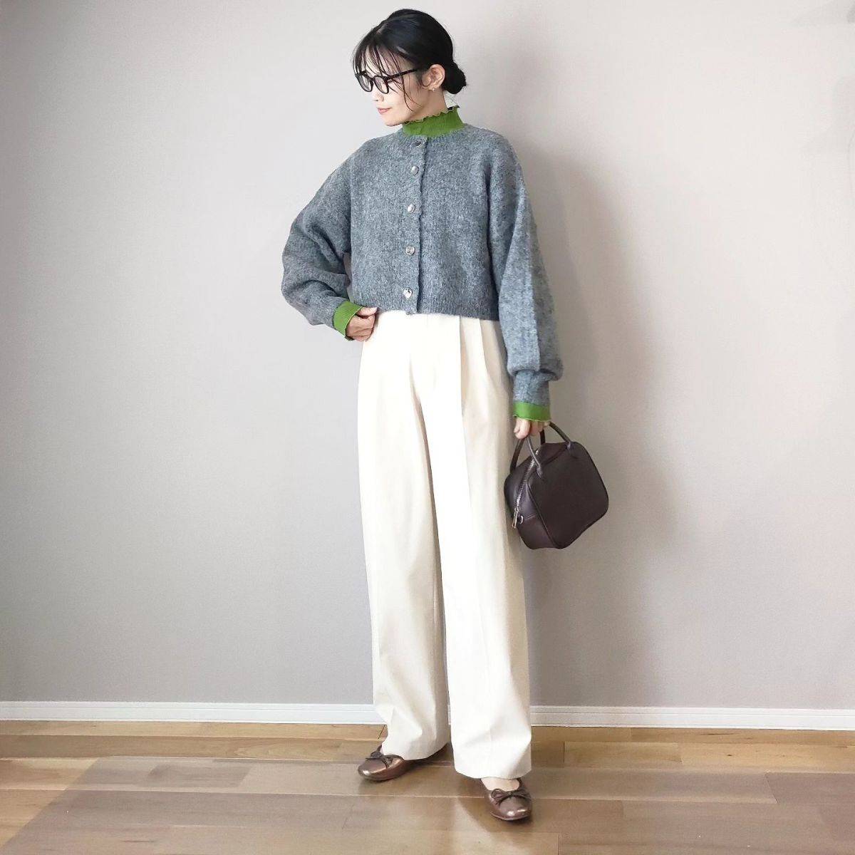 グレーカーディガン×白パンツ