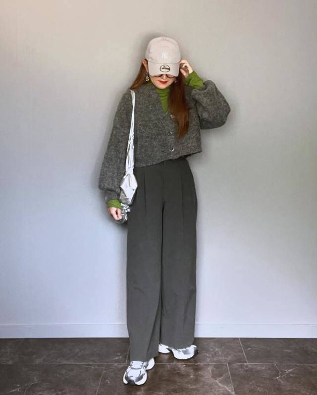 カラートップスをチラ見せ♡