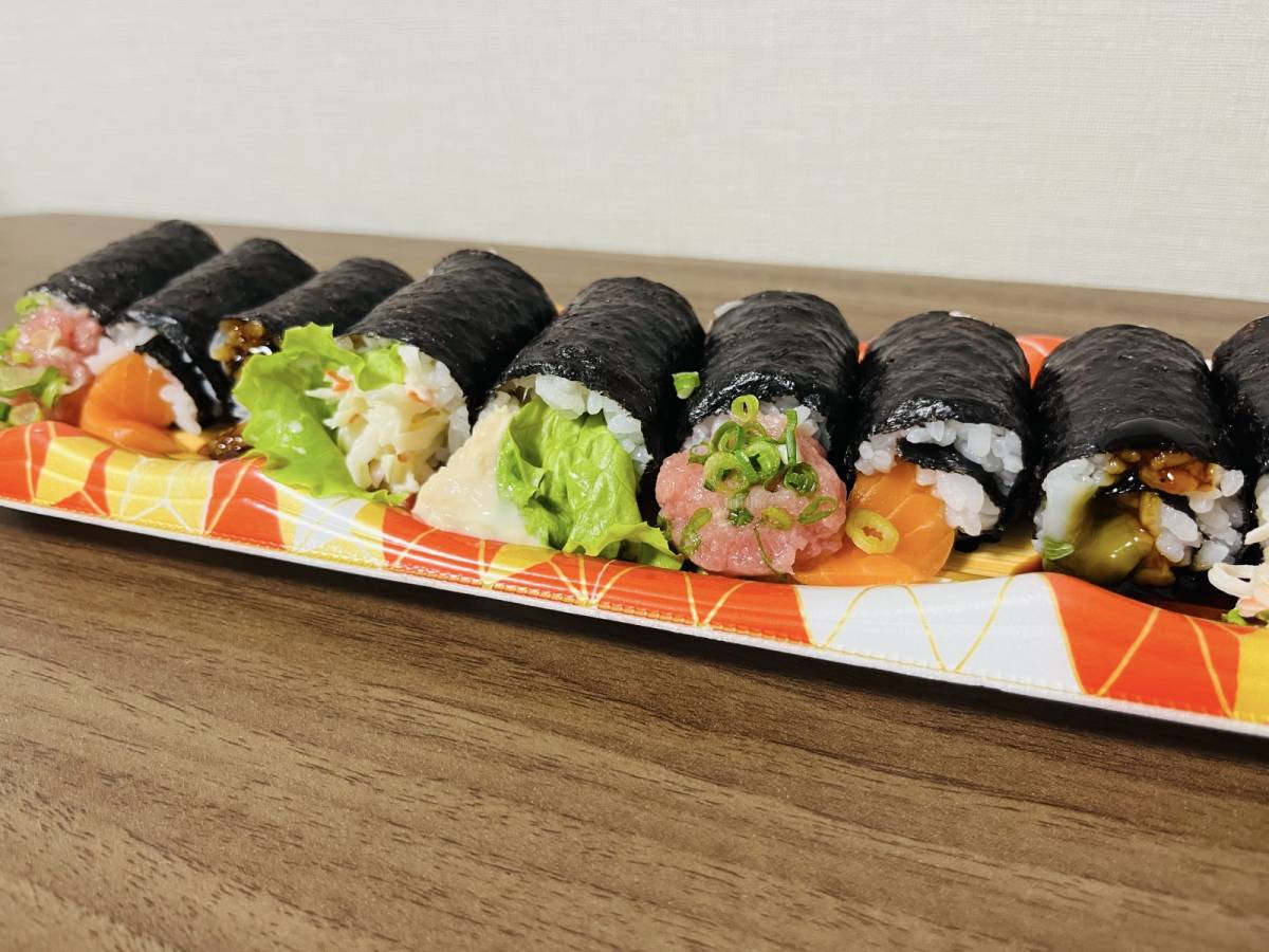豪快に具がはみ出した海苔巻き♪