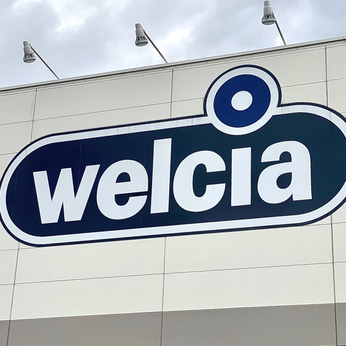 ウエルシアの看板