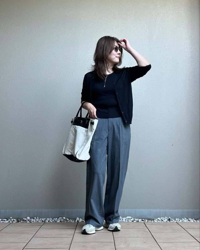 黒×グレーの濃色コーデ