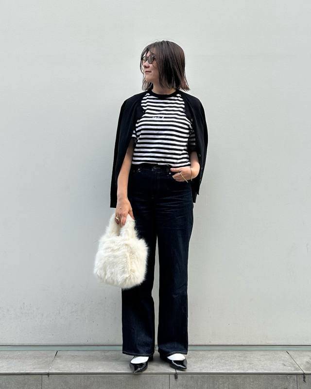 ボーダー柄トップスの上に黒カーディガンを肩掛け♡