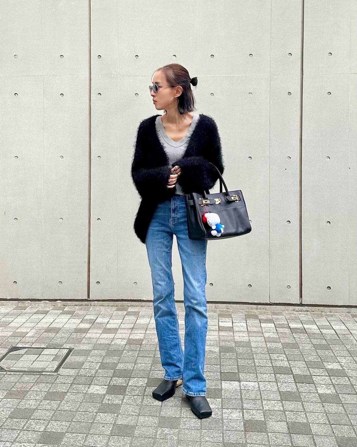 フェザーカーディガンを着るときはデコルテを見せる!