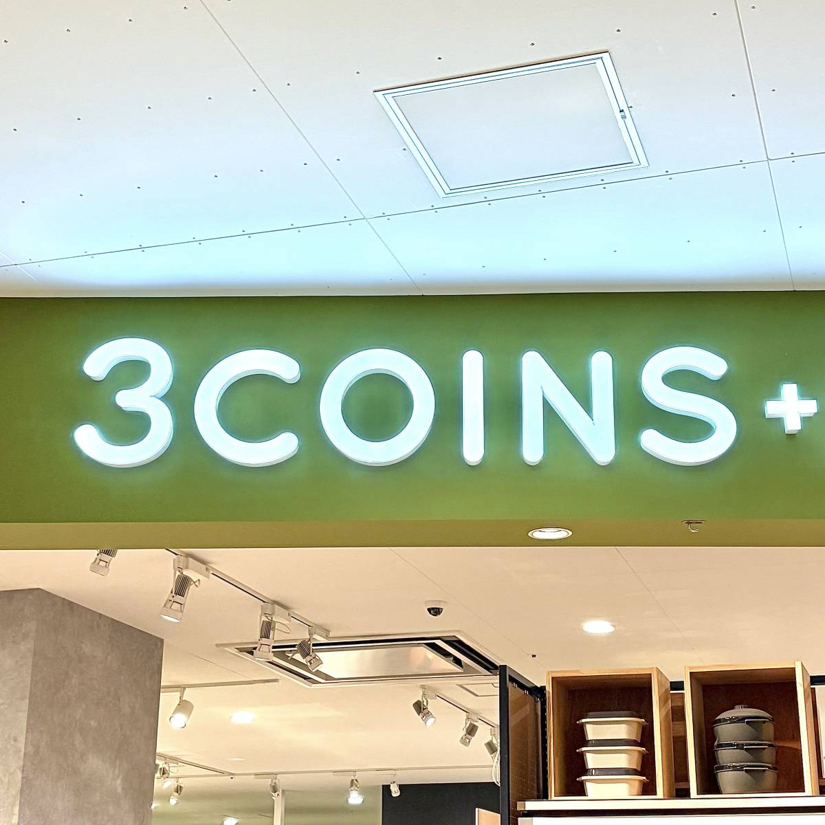 スリーコインズの看板