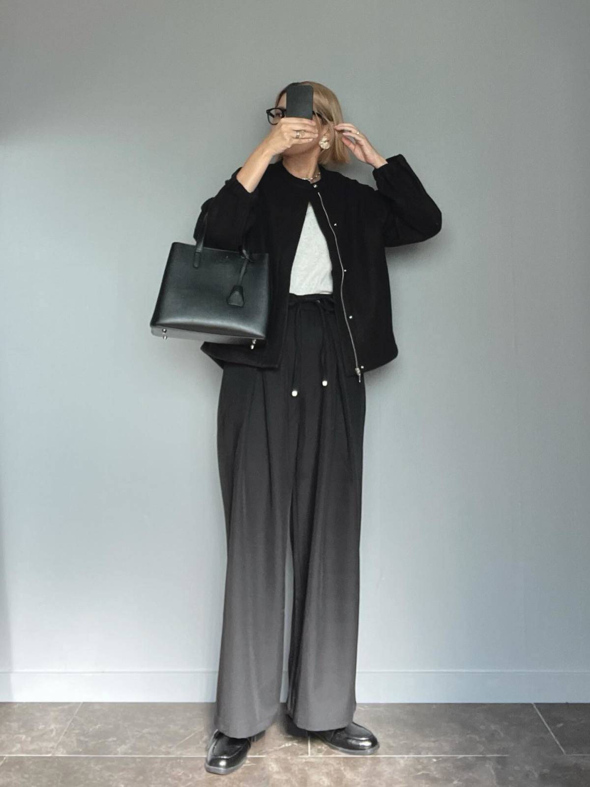 白インナーをチラ見せする！