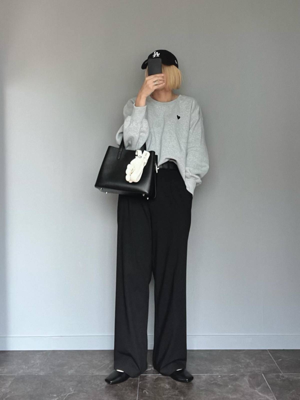 グレースウェット×黒パンツ