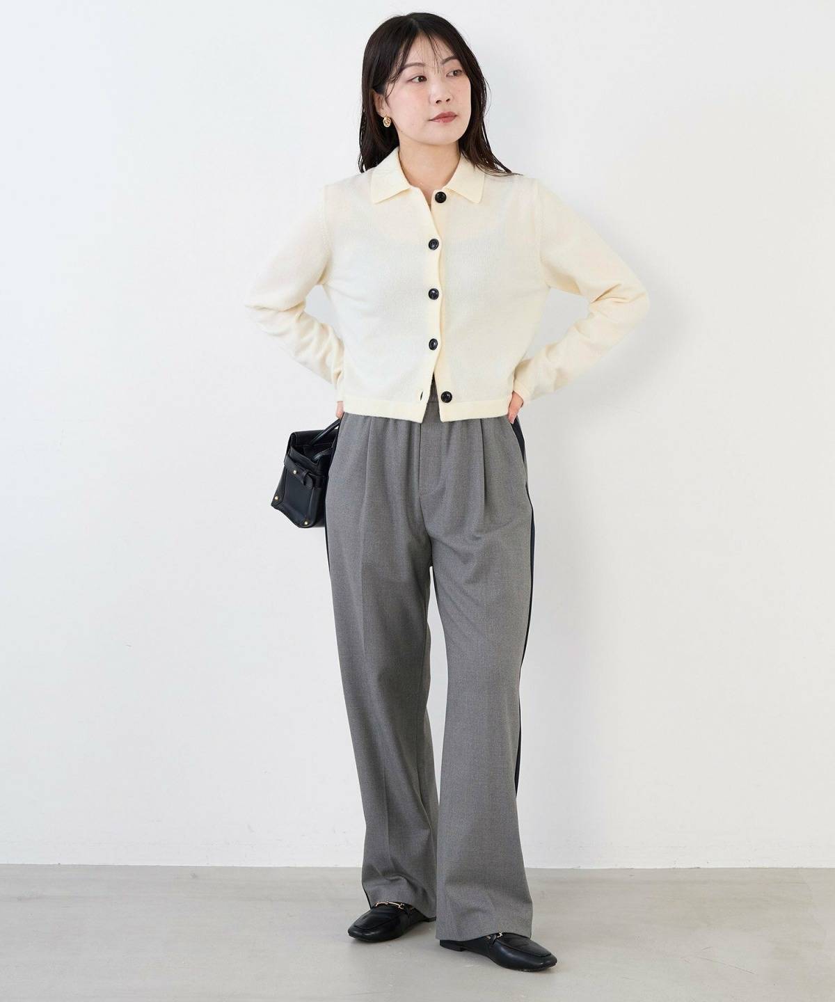 白ポロシャツのレディースコーデ