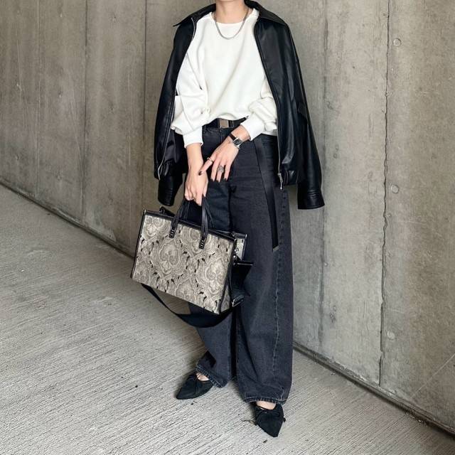 レザージャケットを肩掛けする♪