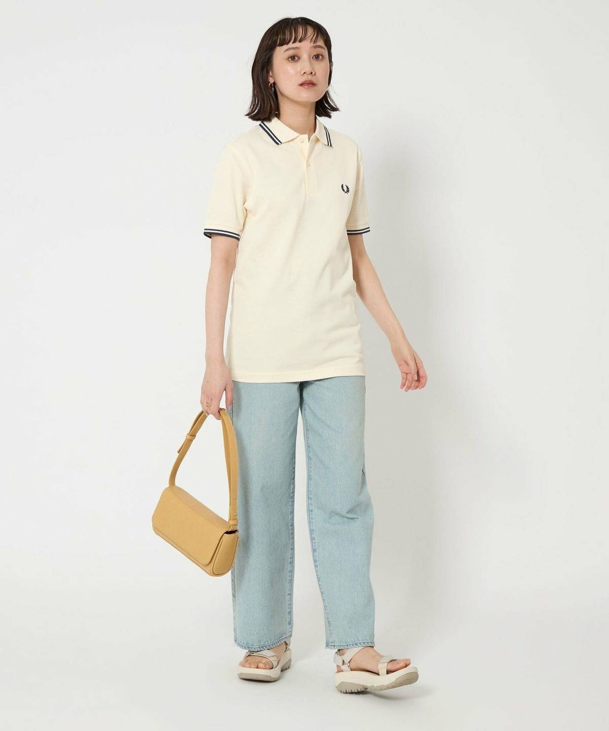 白ポロシャツレディースコーデ