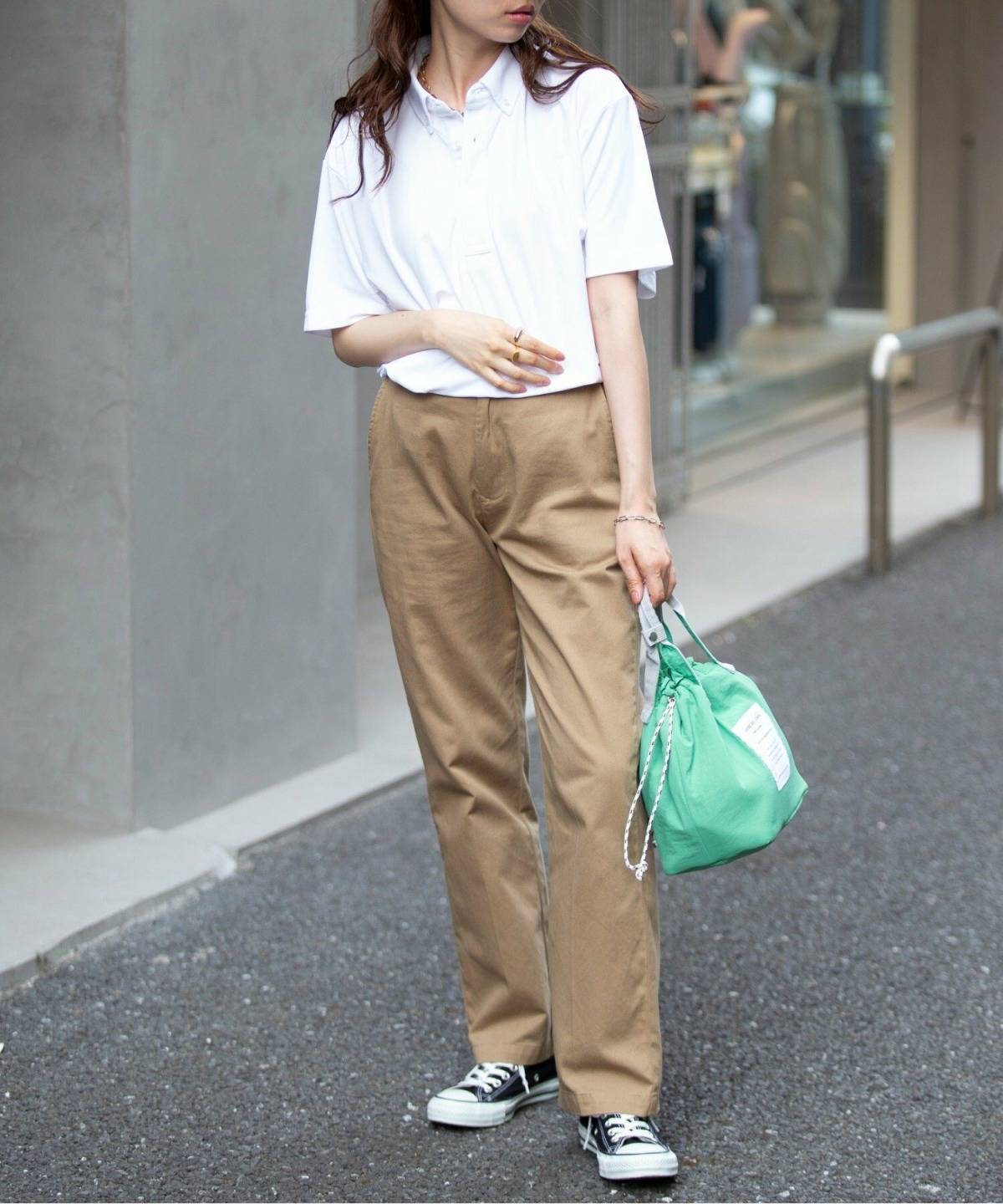 白のポロシャツレディースコーデ
