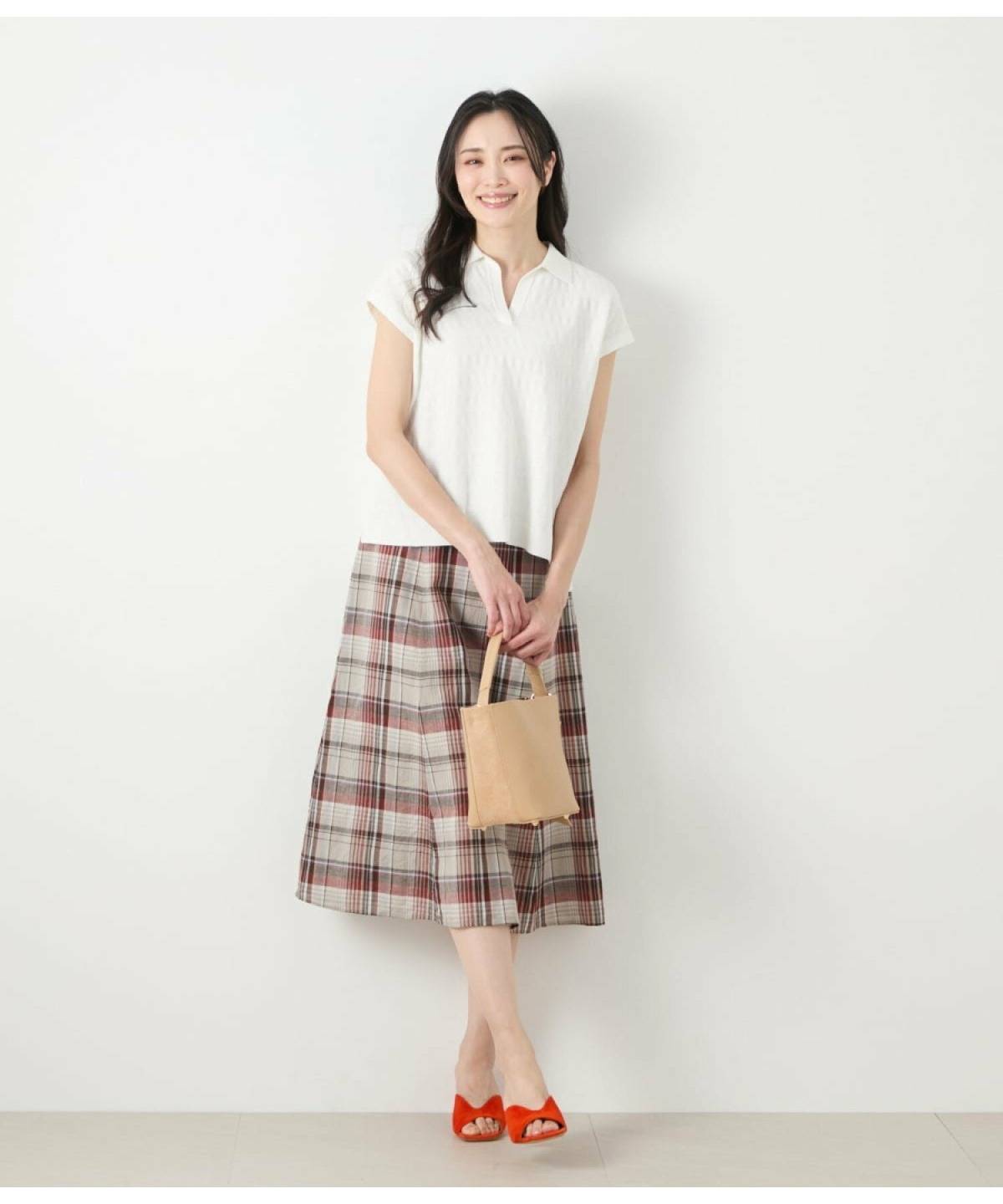 白ポロシャツのレディースコーデ