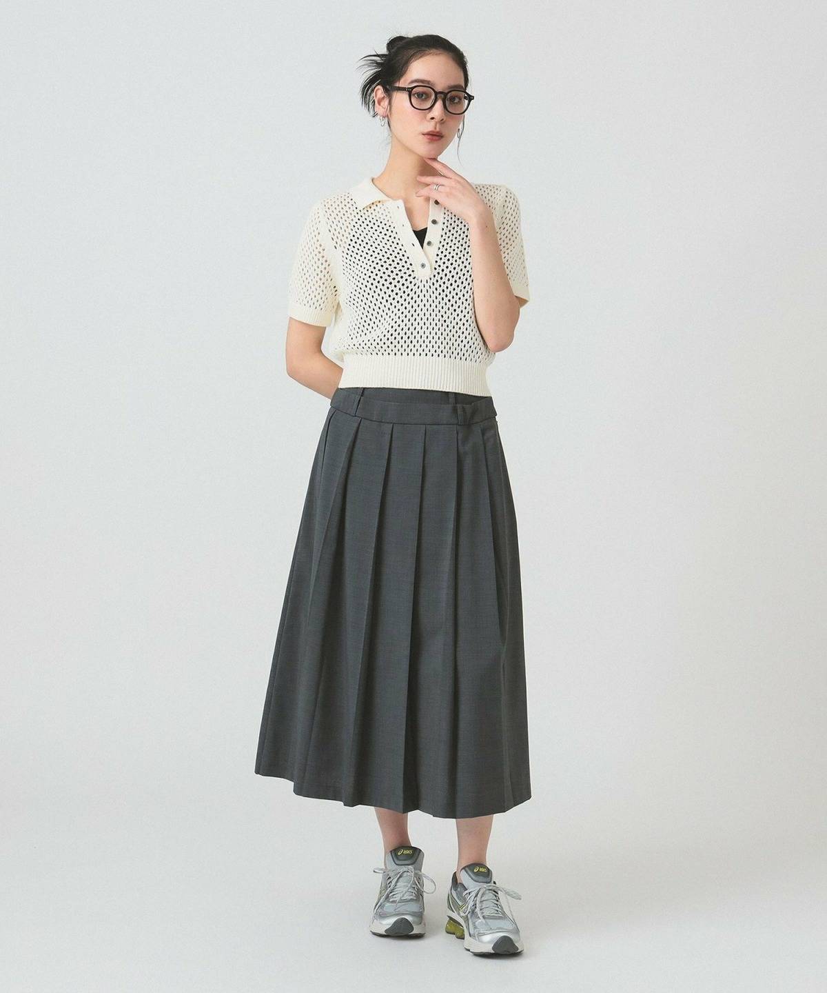 白ポロシャツレディースコーデ