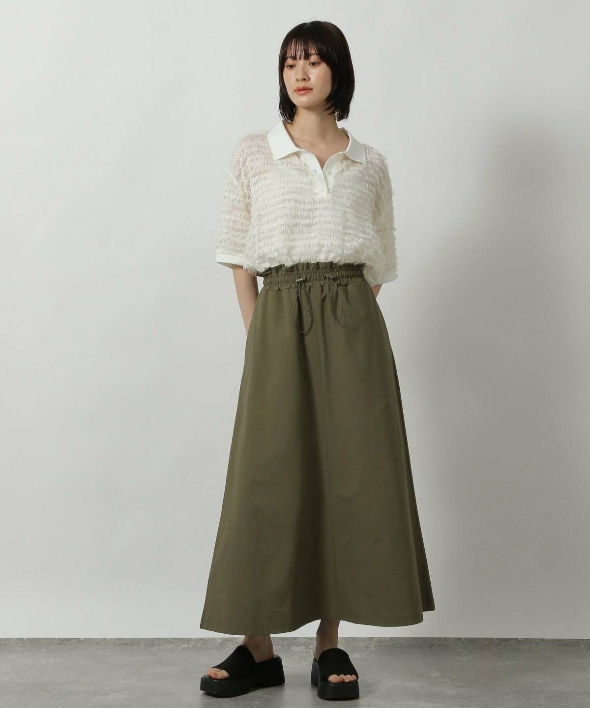 白ポロシャツのレディースコーデ