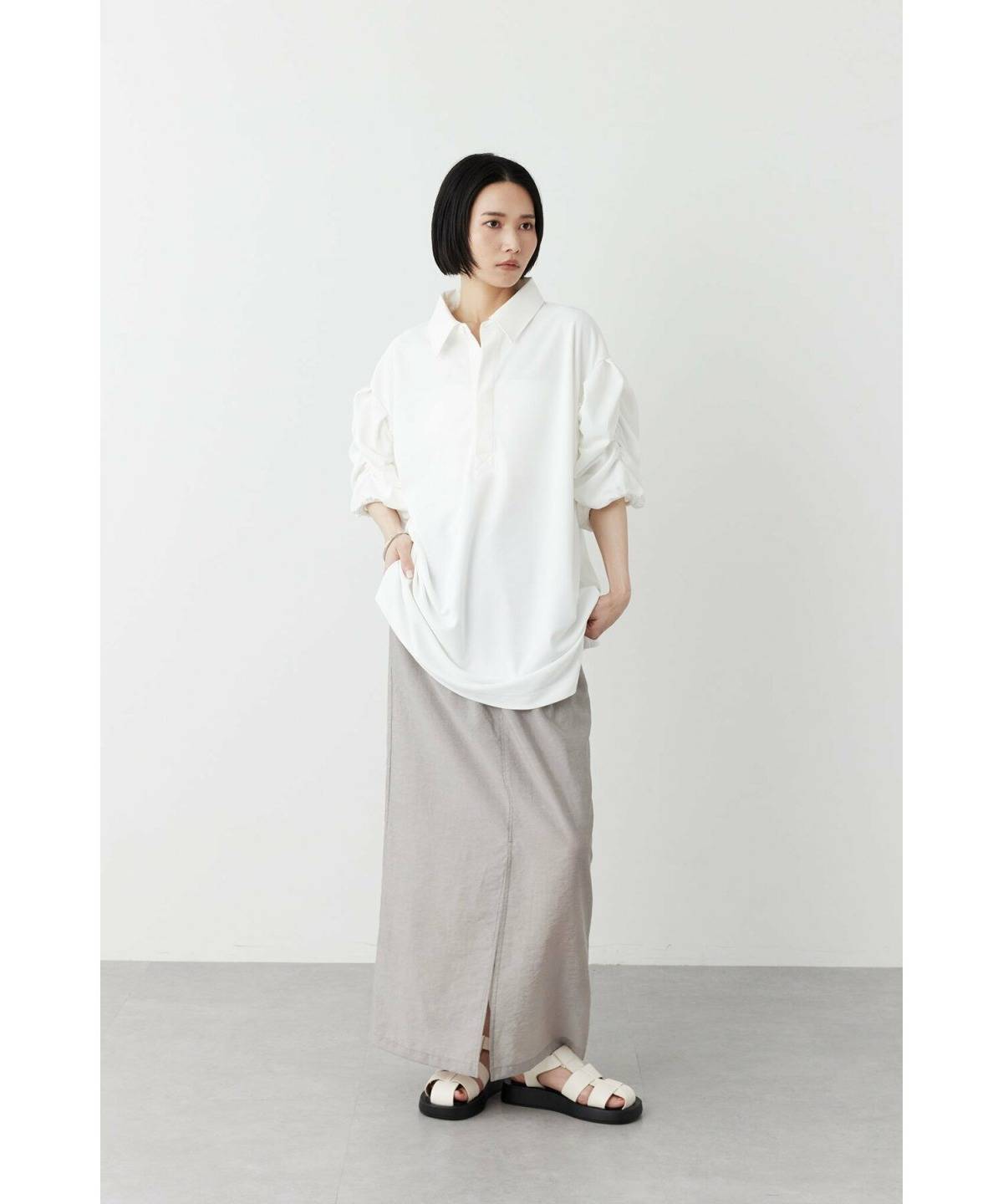 白ポロシャツのレディースコーデ