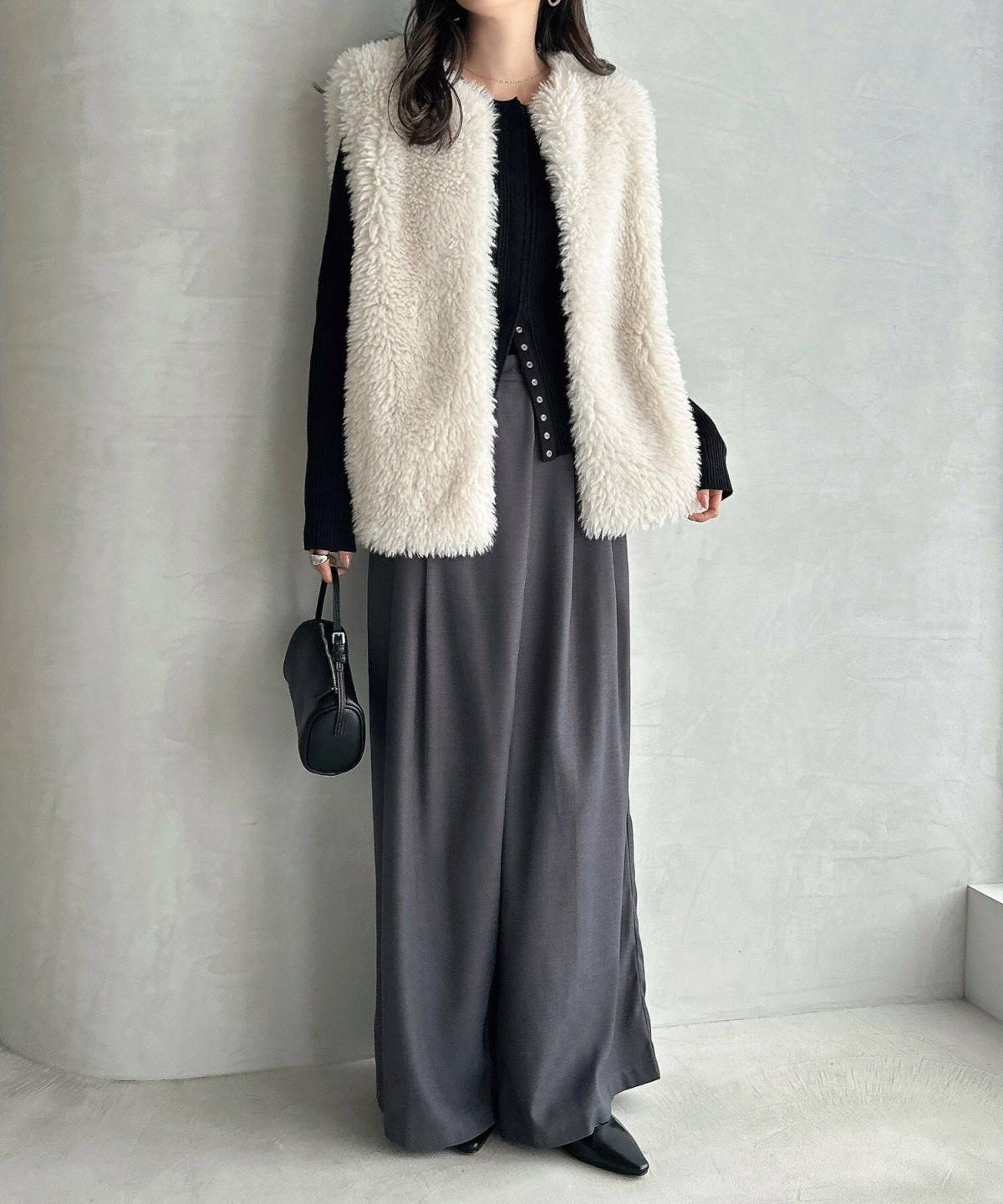 黒スカート×ファーベストコーデ