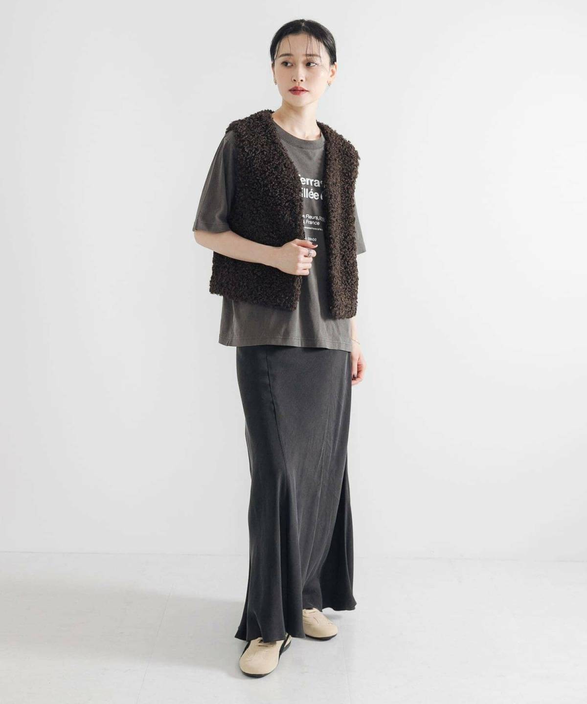 ロゴTシャツ×タイトスカート×ファーベストコーデ