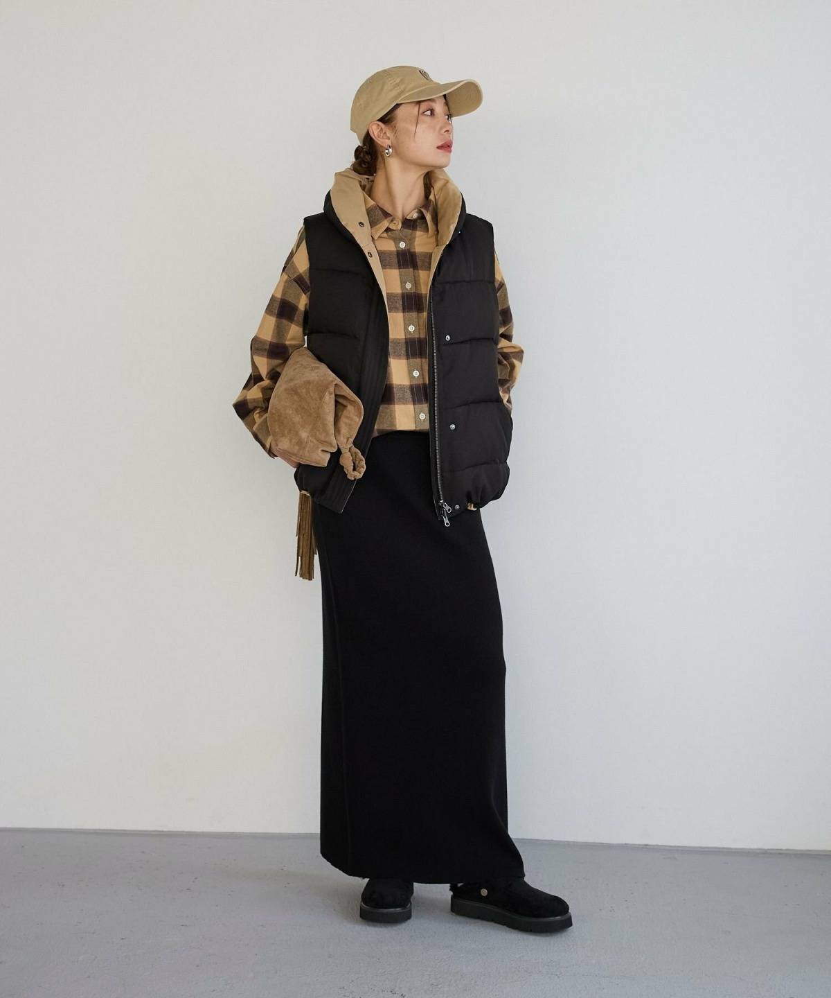 ベージュのキャップコーデ