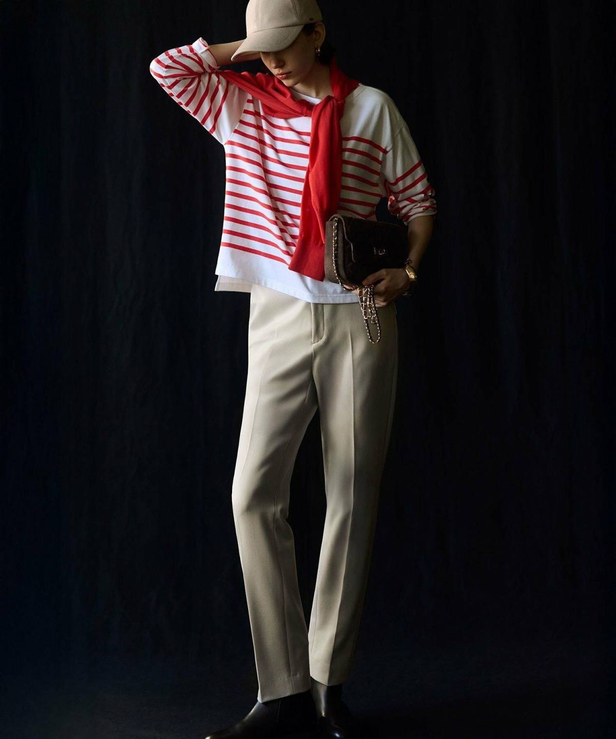 ベージュのキャップコーデ