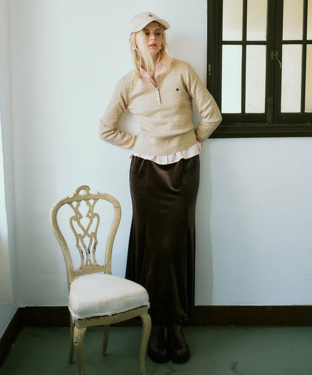 ベージュのキャップコーデ