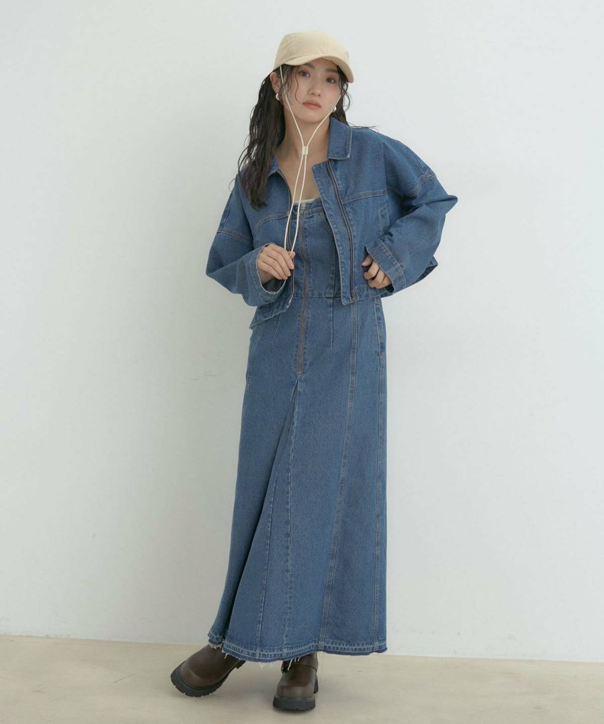 ベージュのキャップコーデ