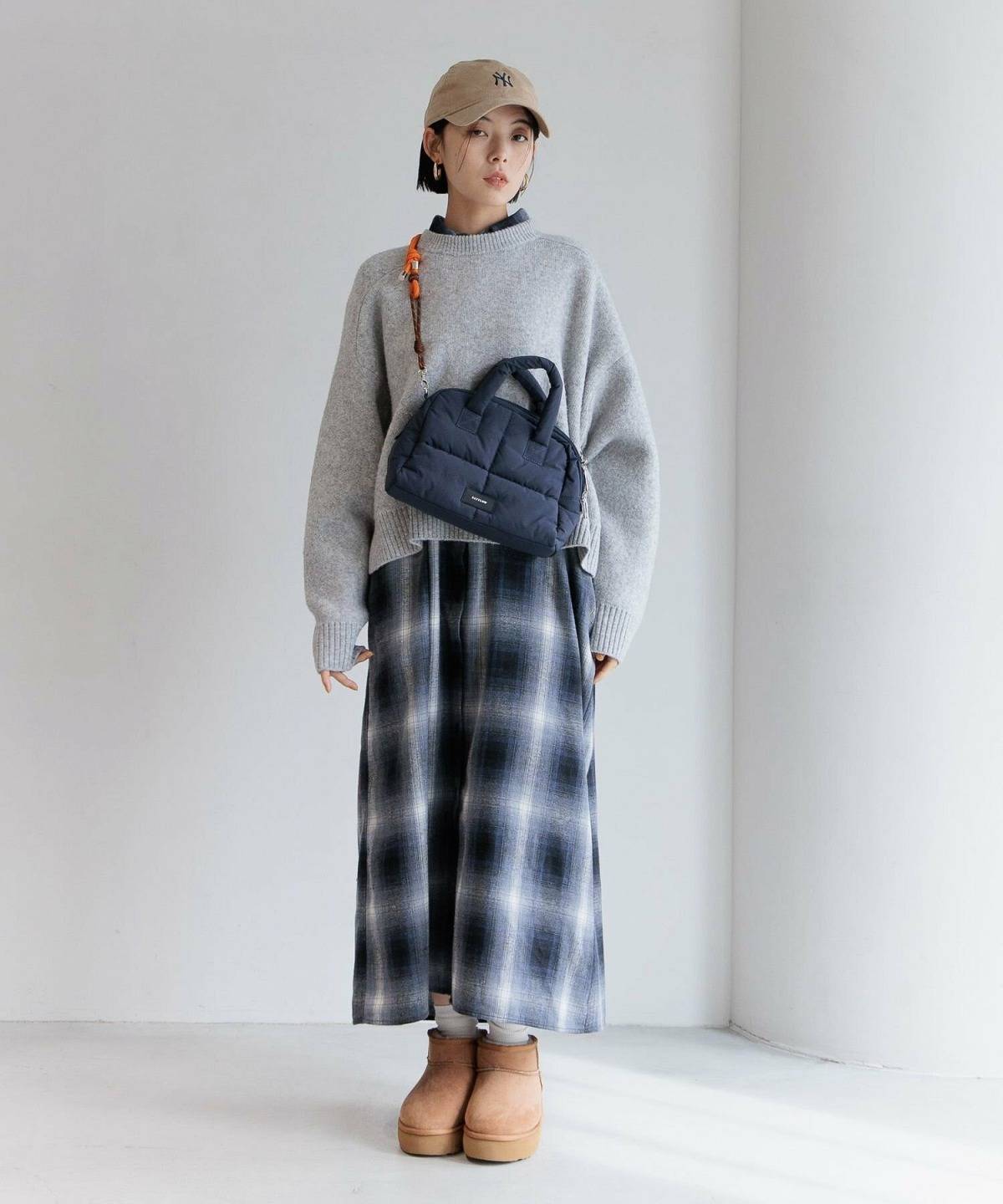 ベージュのキャップコーデ