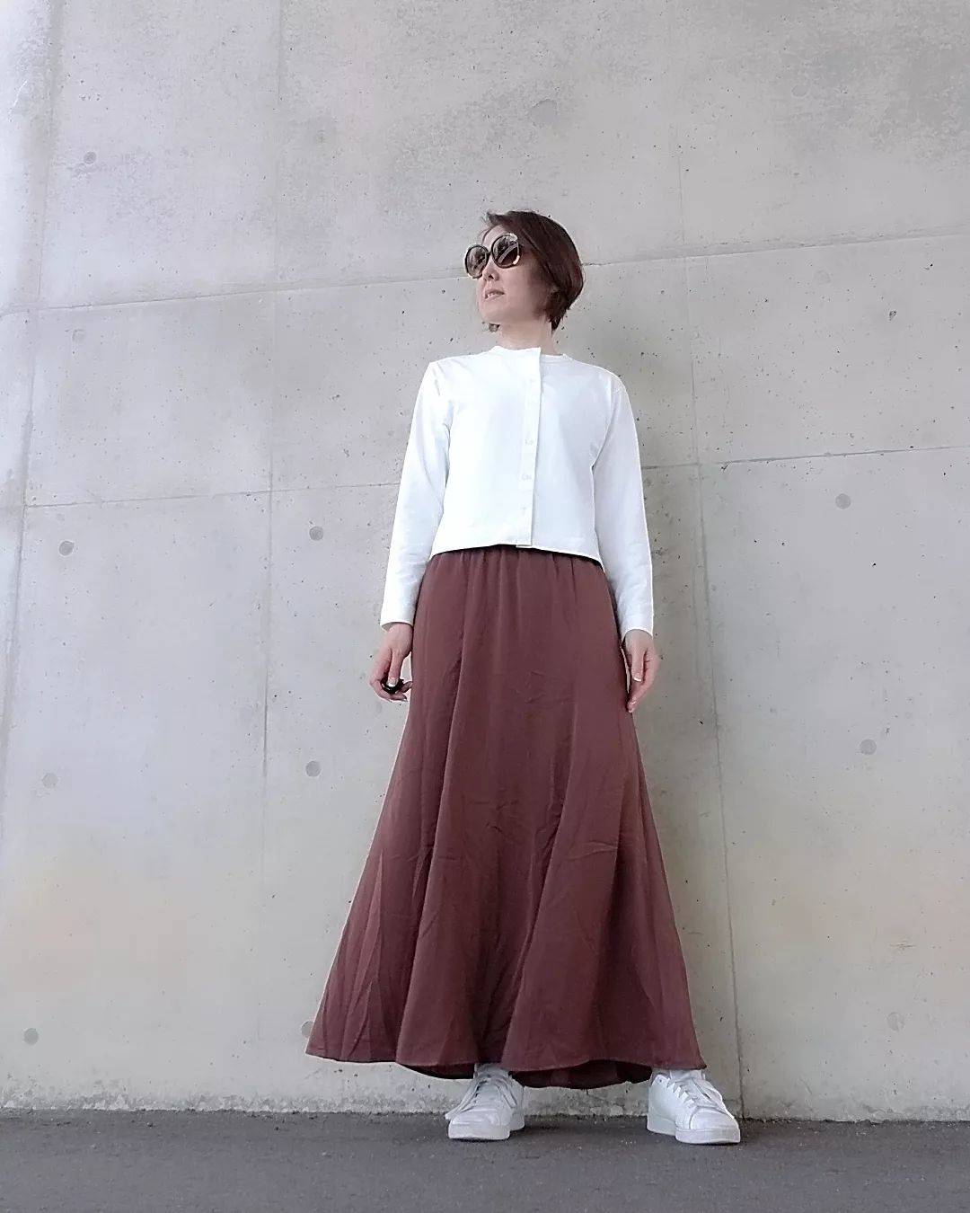 白カーディガン×ブラウンスカート
