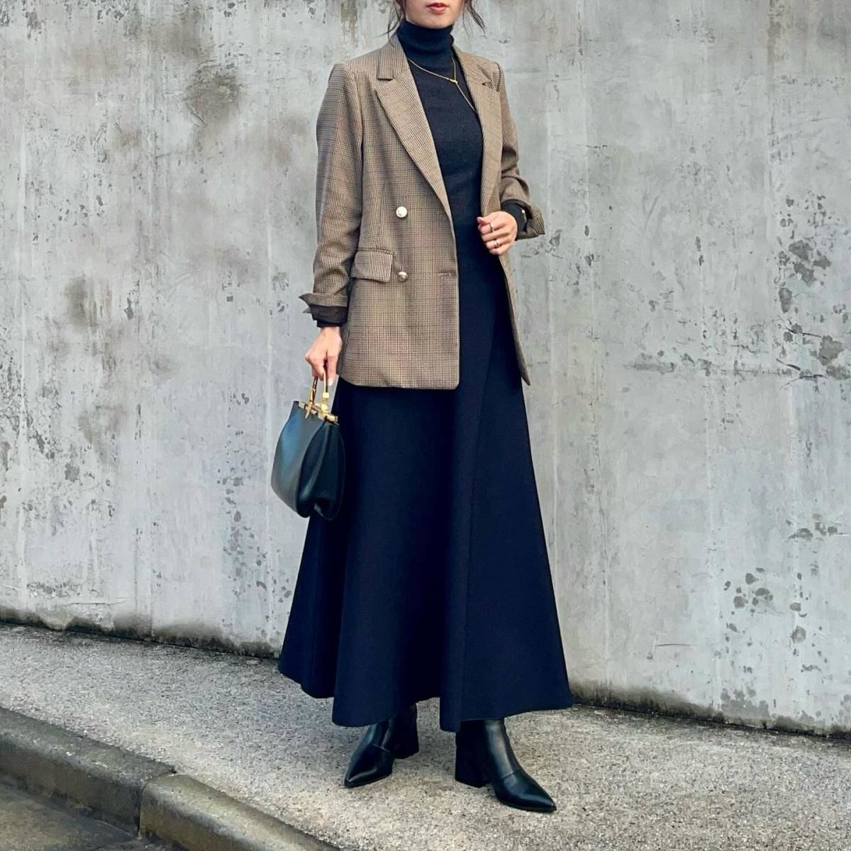 ブラックコーデ×チェック柄ジャケット