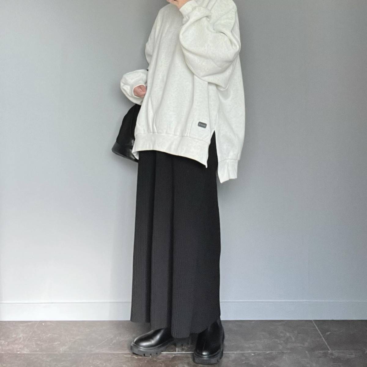 モノトーンコーデの女性