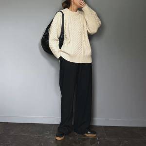 【2025年11月】おばさん感なし……！老け見えしない黒パンツコーデ5選