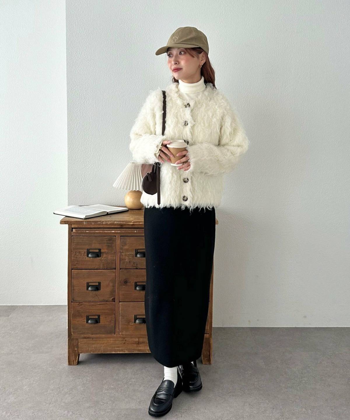 ベージュのキャップコーデ