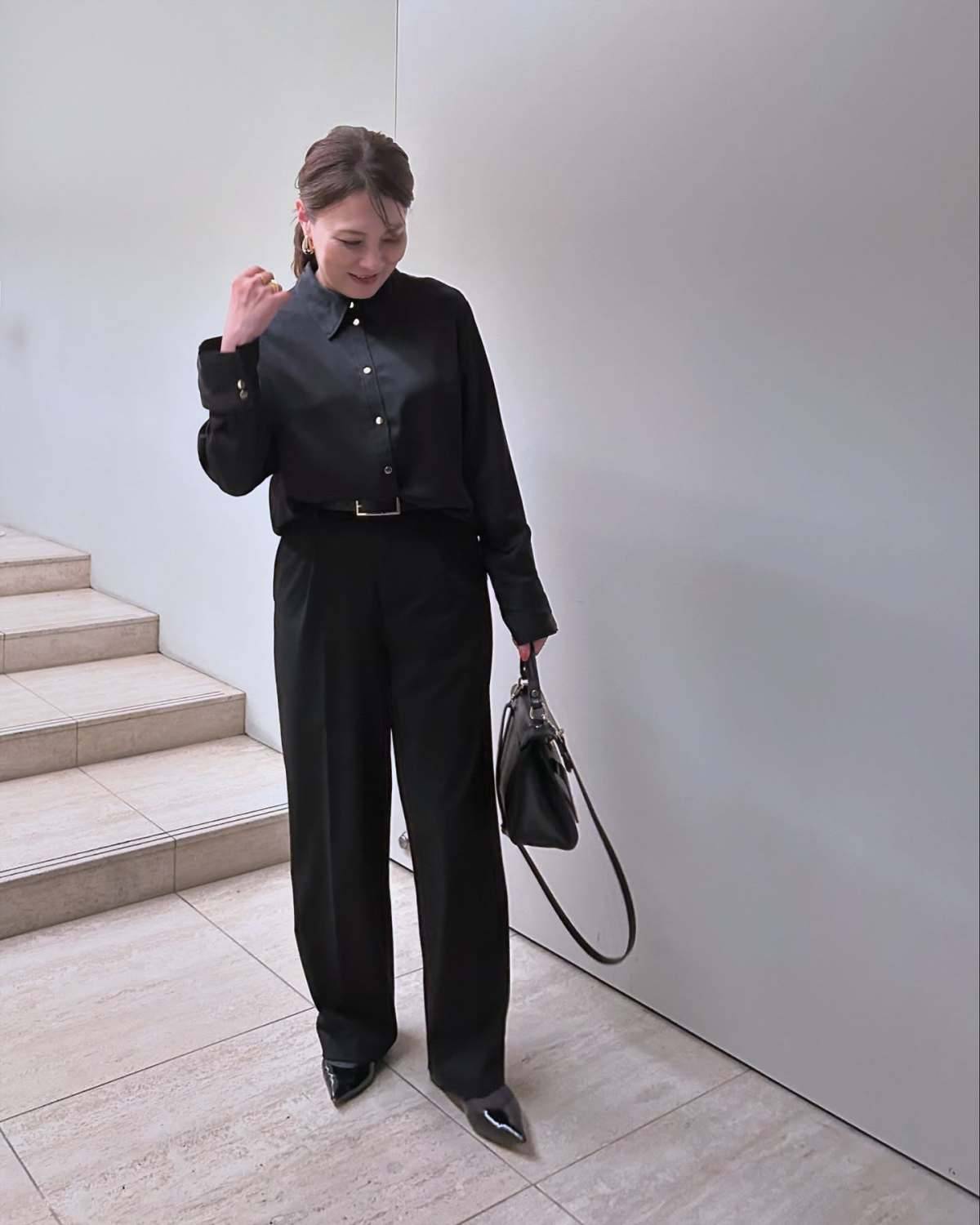 シャツをウエストにタックインしてベルトを巻く♡