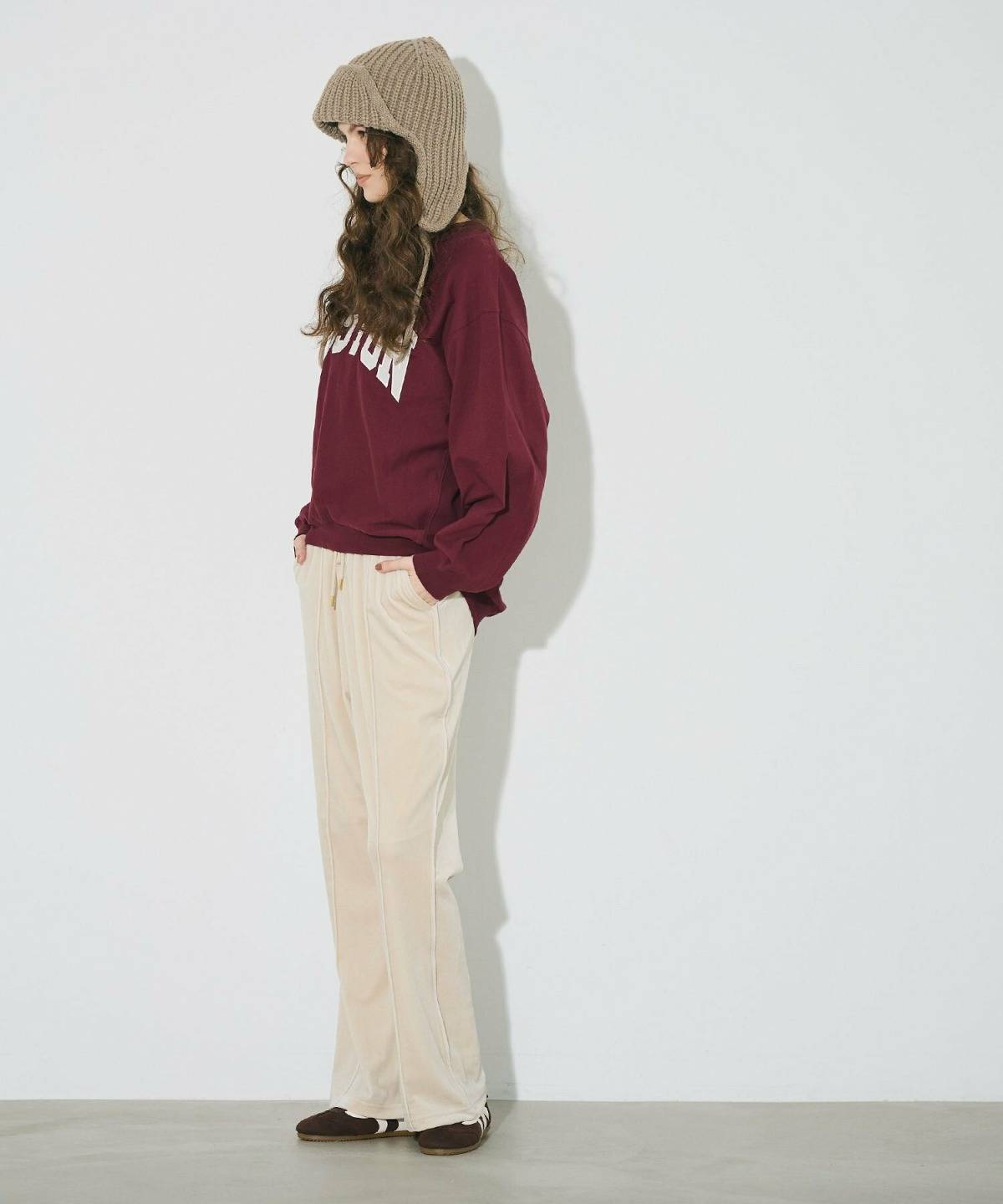 ベージュのキャップコーデ