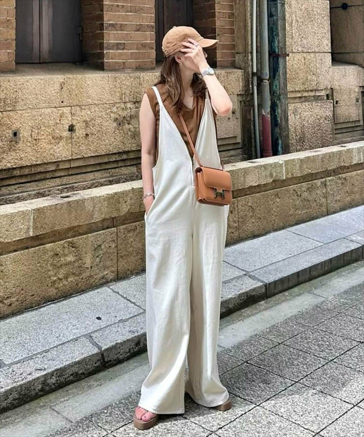 ベージュのキャップコーデ