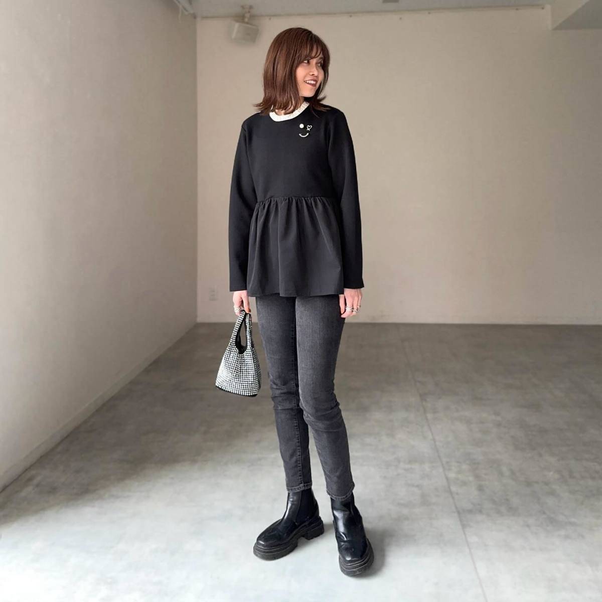 ペプラムトップス×デニムパンツ