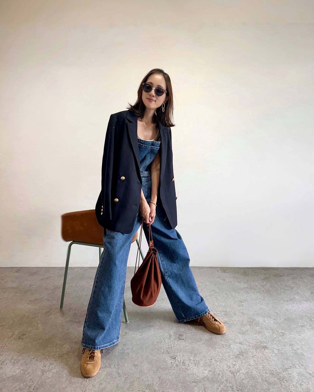 バッグとスニーカーを同系色でまとめる!