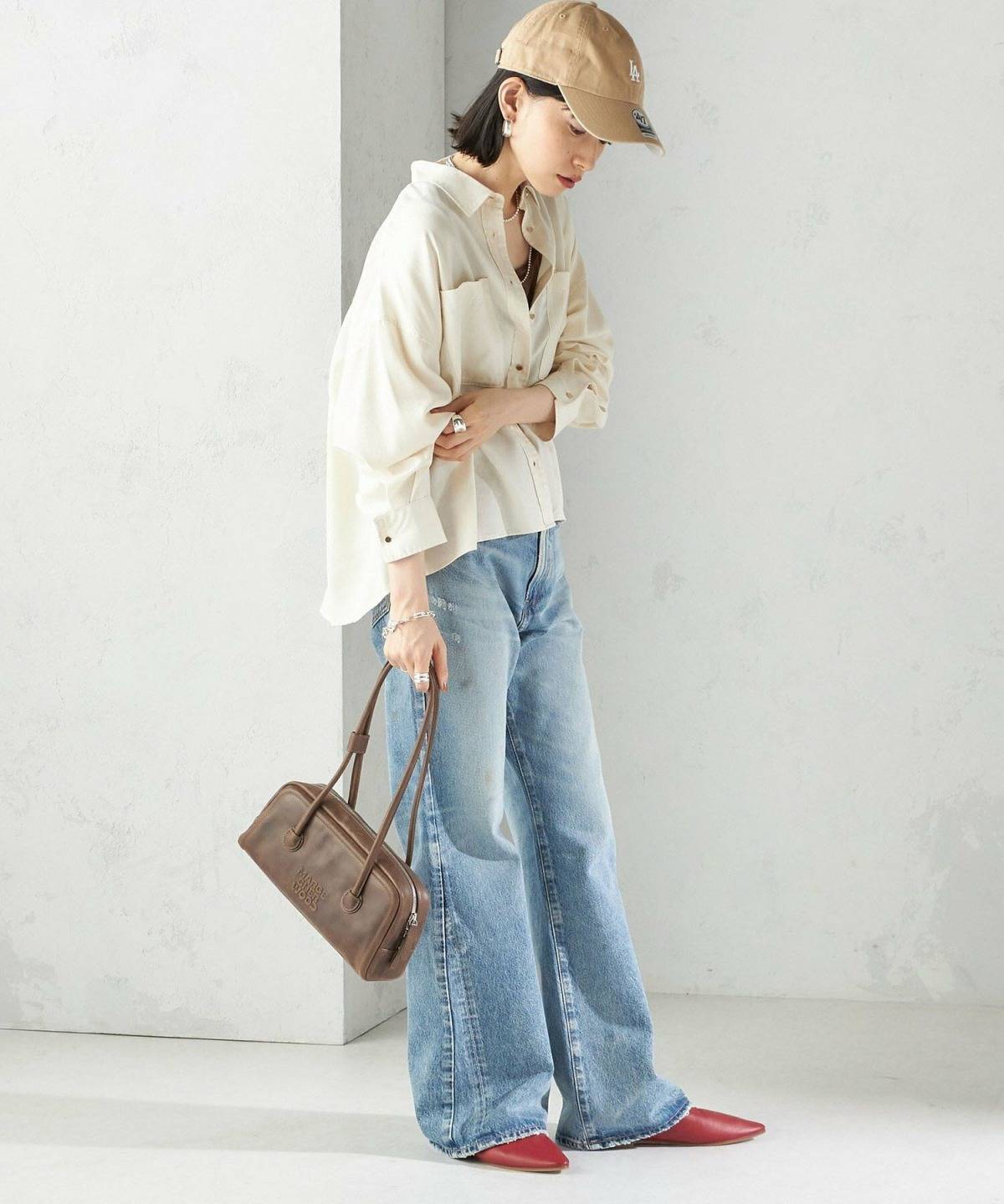 ベージュのキャップコーデ