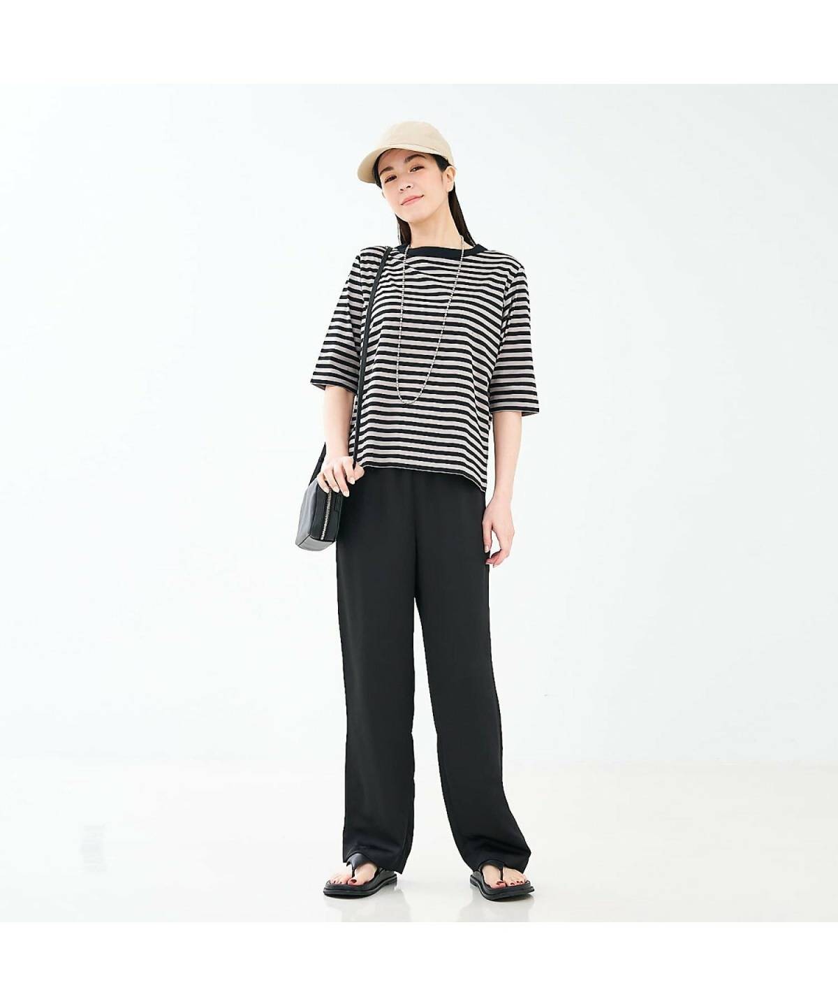 ベージュのキャップコーデ